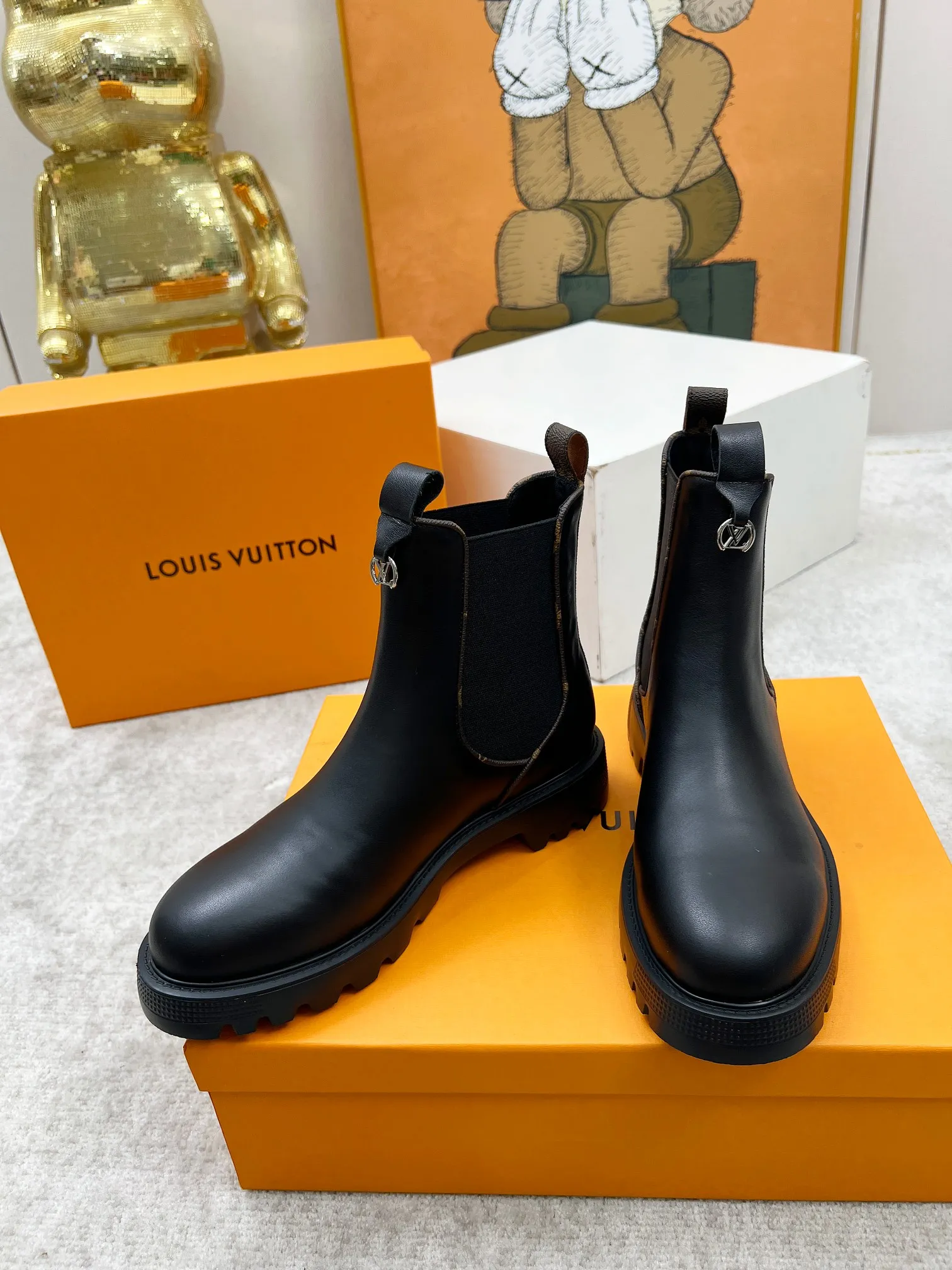 👟👟Ex-factory price 540👟👟 LOUS VUITON 🔥🔥🔥️ The latest short boots model from Louis Vuit 2025 official website, official website 💯 original version 1:1. LV Beaubourg uses calfskin to present a Chelsea-style upper, with a lightweight thick sole. Monogram canvas trim and contrast stitching outline the elastic side panels and seams respectively, cleverly interpreting the balance of strength and softness. It is a fashionable short boot that is comfortable and generous, versatile and very good-looking. Upper: Full-grain calfskin. Lining feet: sheepskin. Color: black/coffee, 35 to 40 yards, (414243 yards can be customized without return or exchange) Bosses are welcome to place orders!